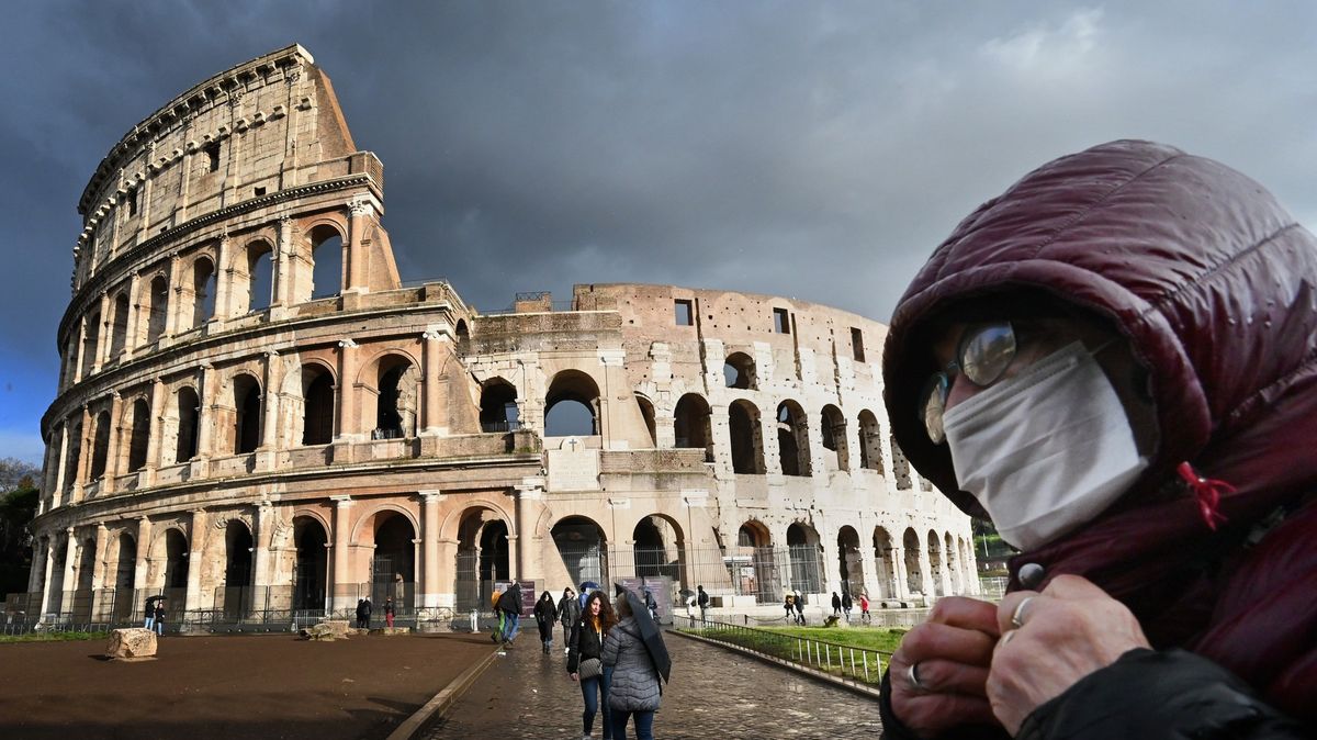 „Zblázníme se tu“. Řím proměnila koronavirová nákaza k nepoznání